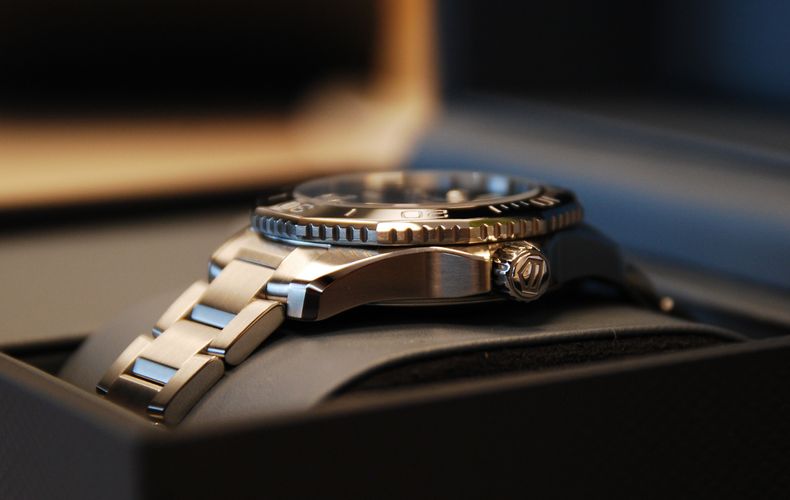 Luxury watch case finishing and sapphire crystal quality inspection