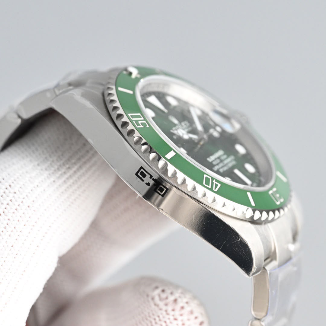 Rolex Submariner 116610LV Super Clone : Hulk Green Bezel Green Dial 40mm